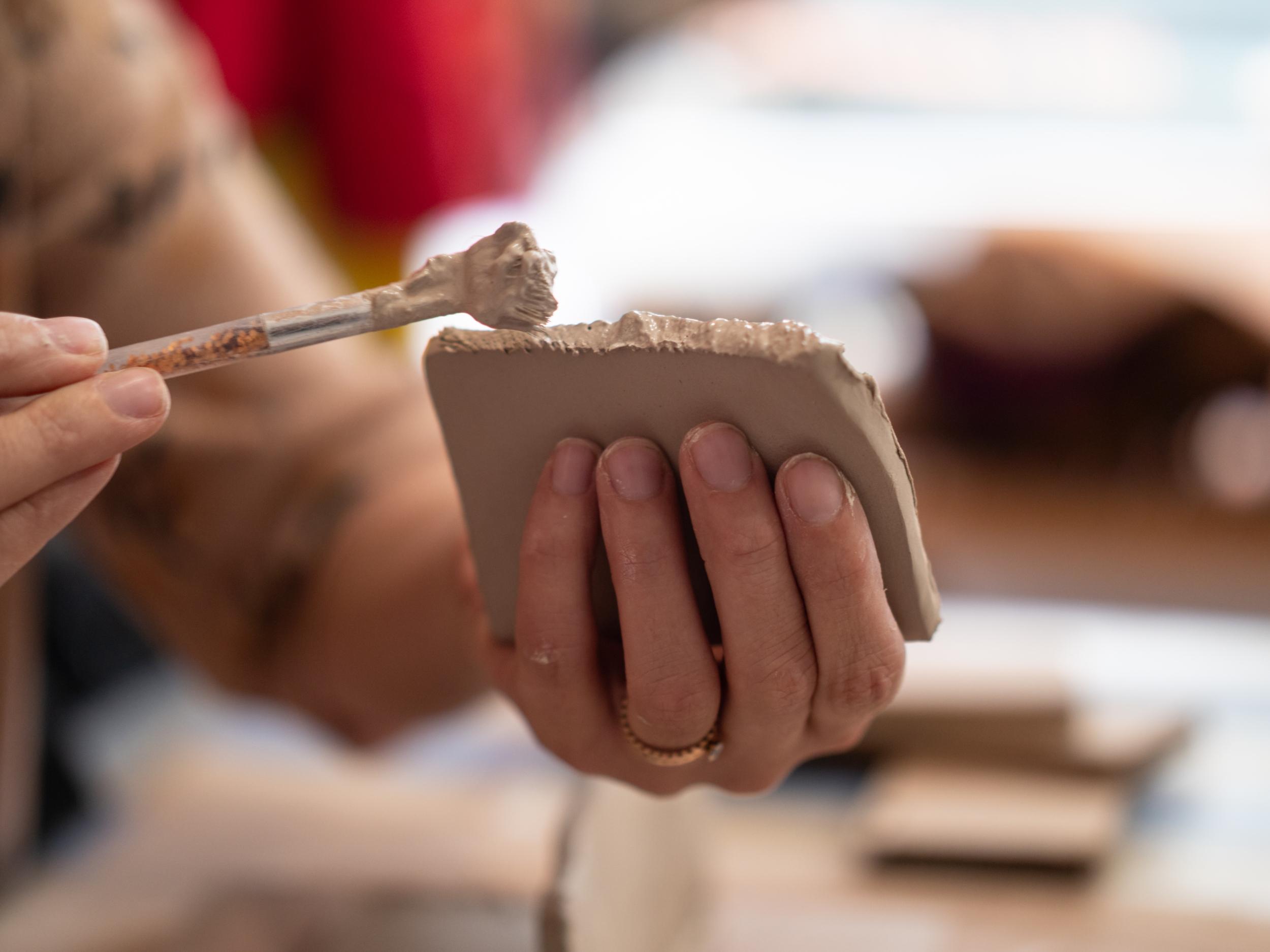 Créez vos boucles d'oreilles en céramique avec Cécile - Image n°5 - Wecandoo
