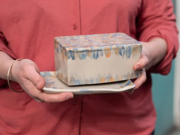 Modelez et décorez votre beurrier breton