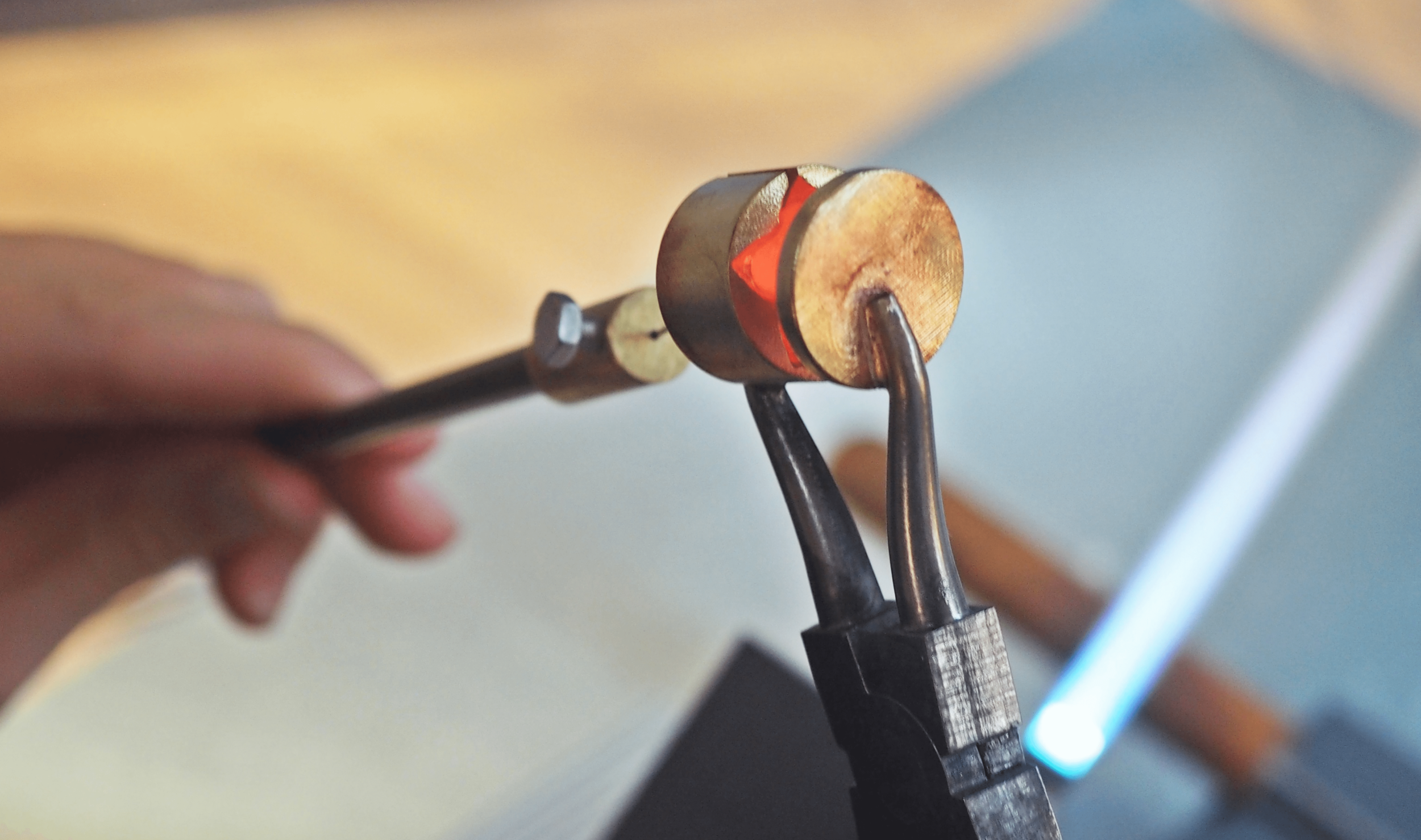 Fabriquez votre bouquet de fleurs en verre filé avec Pauline - Image n°8 - Wecandoo