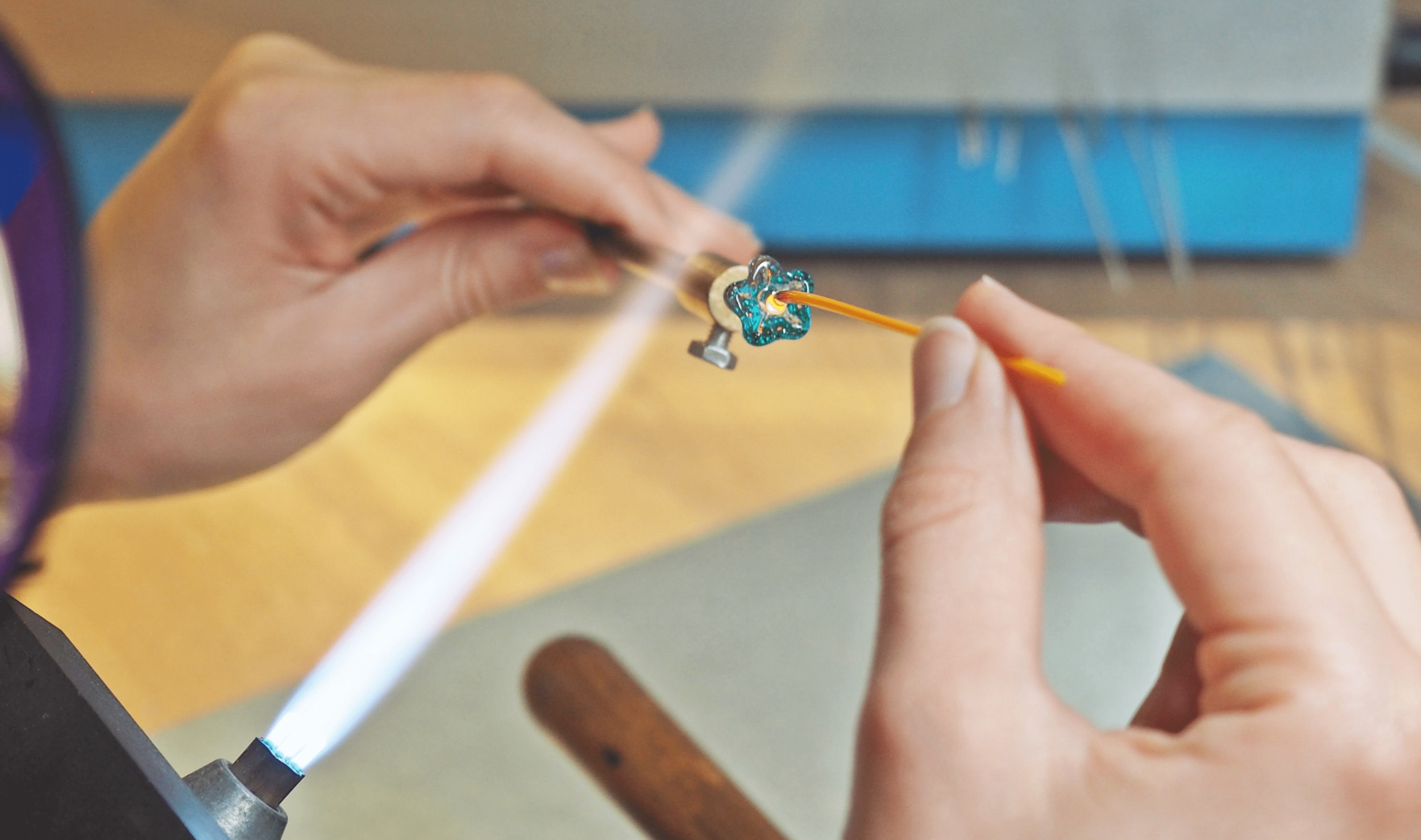 Fabriquez votre bouquet de fleurs en verre filé avec Pauline - Image n°1 - Wecandoo