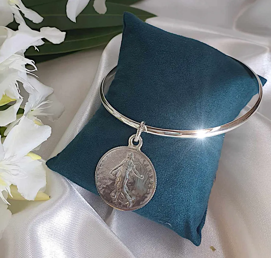 Fabriquez un bracelet en argent serti d'une pièce de monnaie avec Alya - Image n°1 - Wecandoo