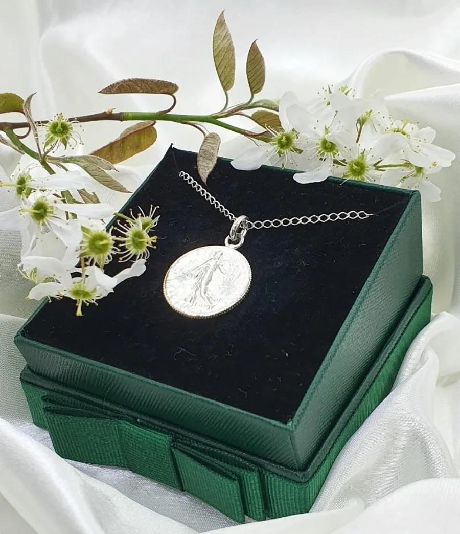 Assemblez un collier en argent et votre ancienne pièce de monnaie avec Alya - Image n°1 - Wecandoo