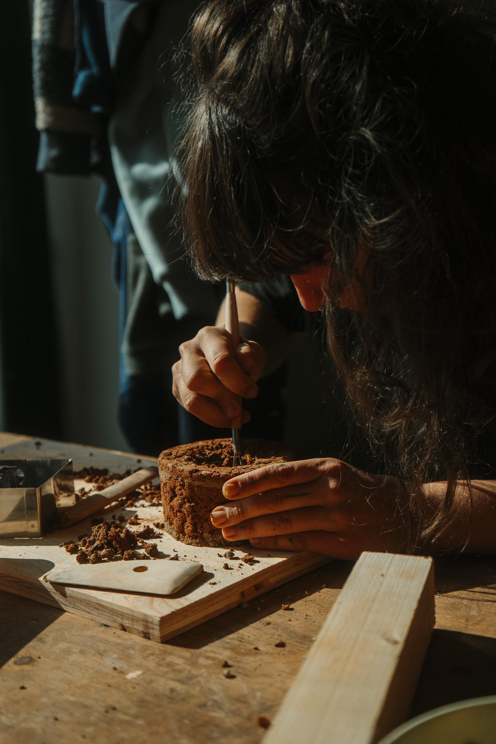 Fabriquez votre objet design en terre crue avec Sarah et Nina - Image n°8 - Wecandoo