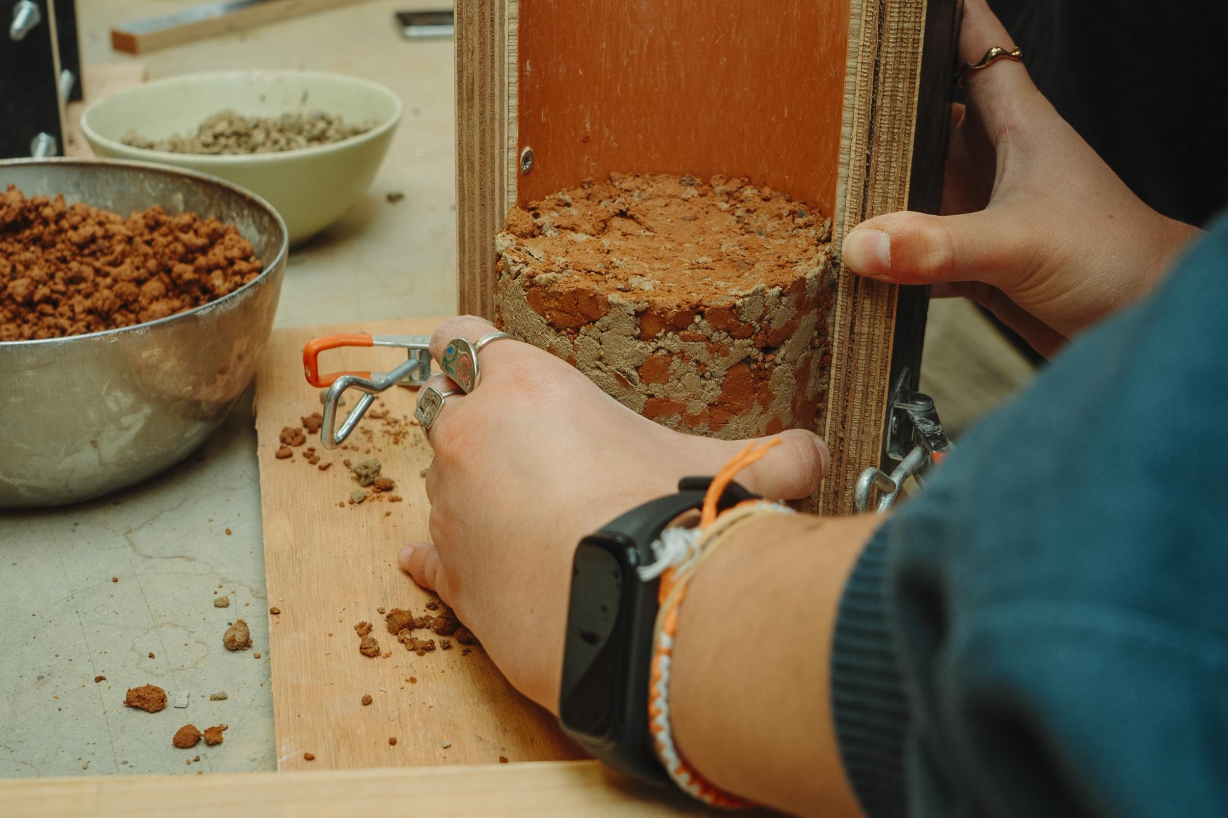 Fabriquez votre objet design en terre crue avec Sarah et Nina - Image n°9 - Wecandoo