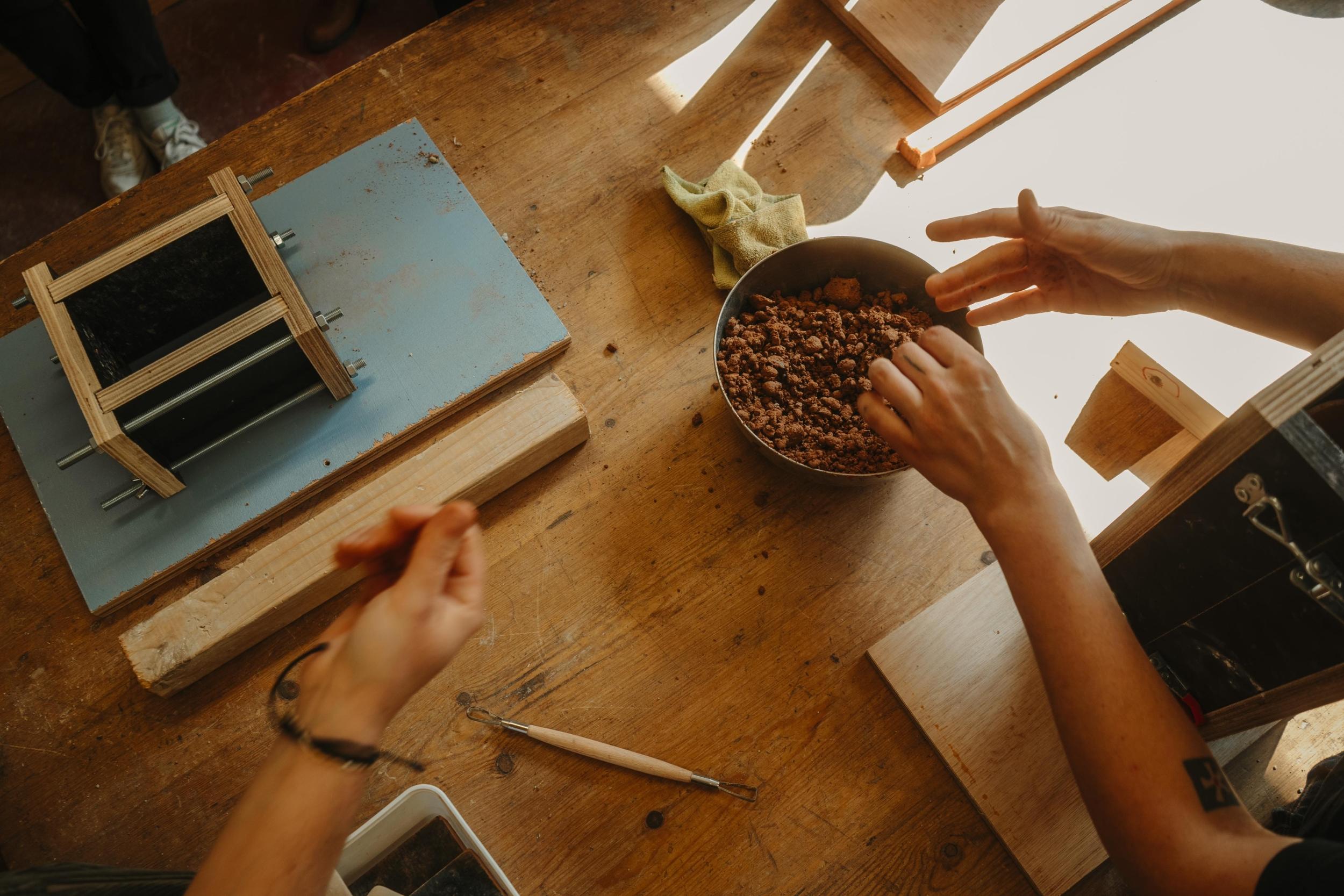 Fabriquez votre objet design en terre crue avec Sarah et Nina - Image n°10 - Wecandoo