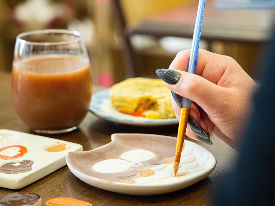 Décorez votre pièce en céramique autour d'un goûter avec Laure - Image n°1 - Wecandoo