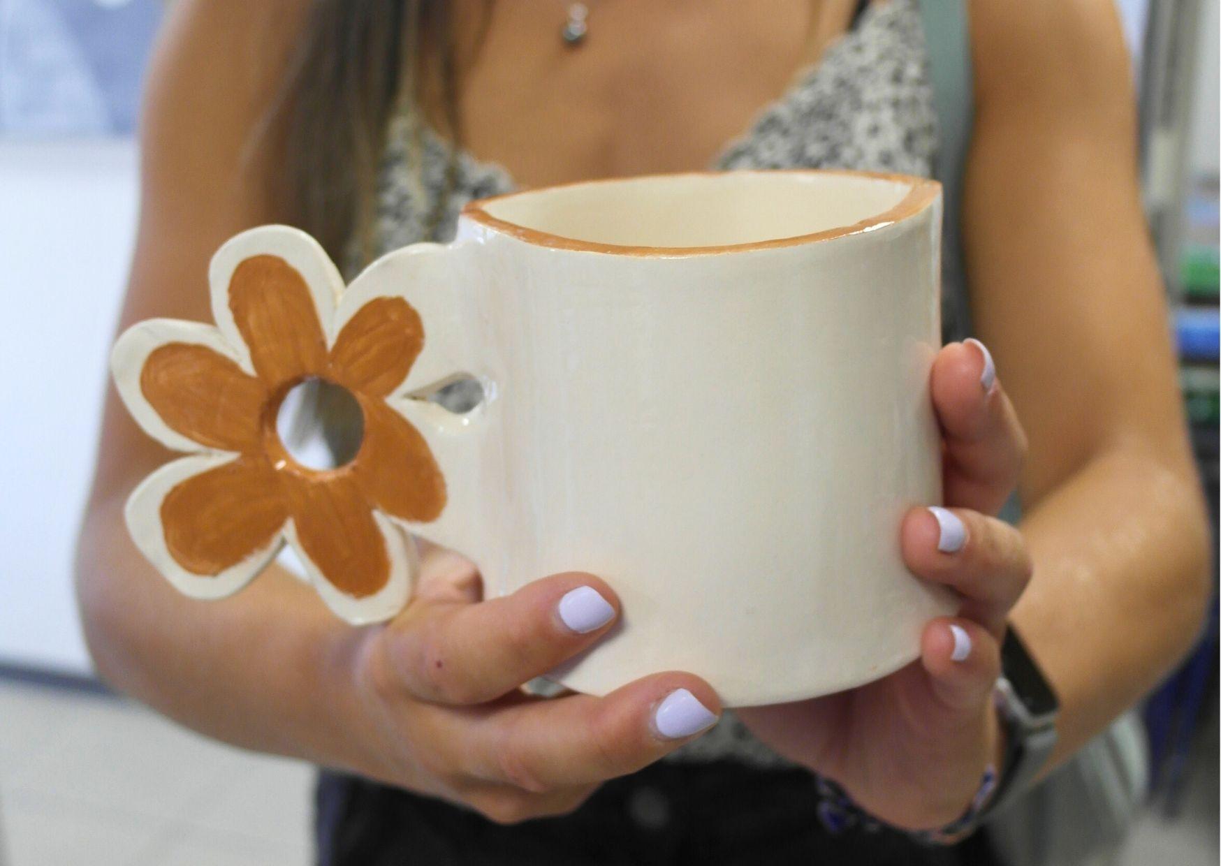 Modelez et décorez votre tasse en faïence avec Anna - Image n°3 - Wecandoo