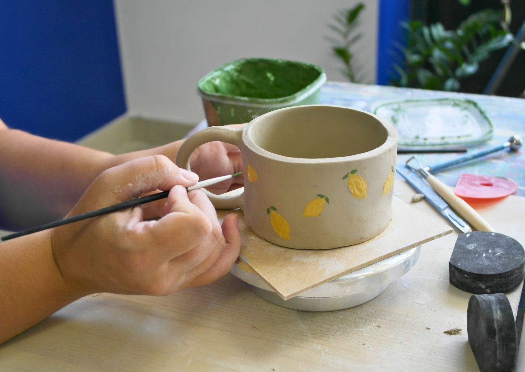 Modelez et décorez votre tasse en faïence avec Anna - Image n°4 - Wecandoo