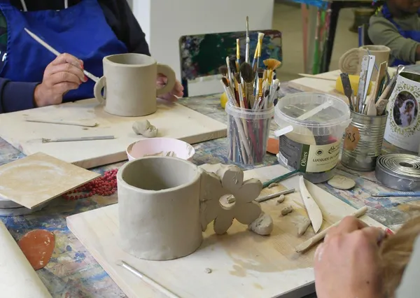 Modelez et décorez votre tasse en faïence avec Anna - Image n°5 - Wecandoo
