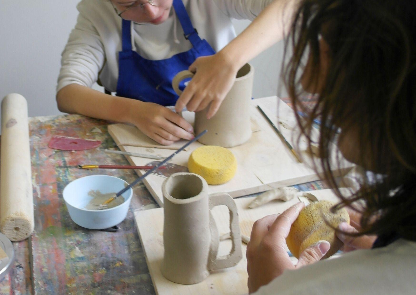 Modelez et décorez votre tasse en faïence avec Anna - Image n°6 - Wecandoo