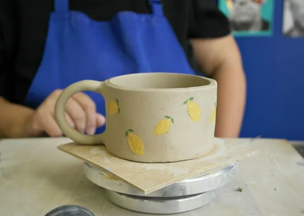 Modelez et décorez votre tasse en faïence