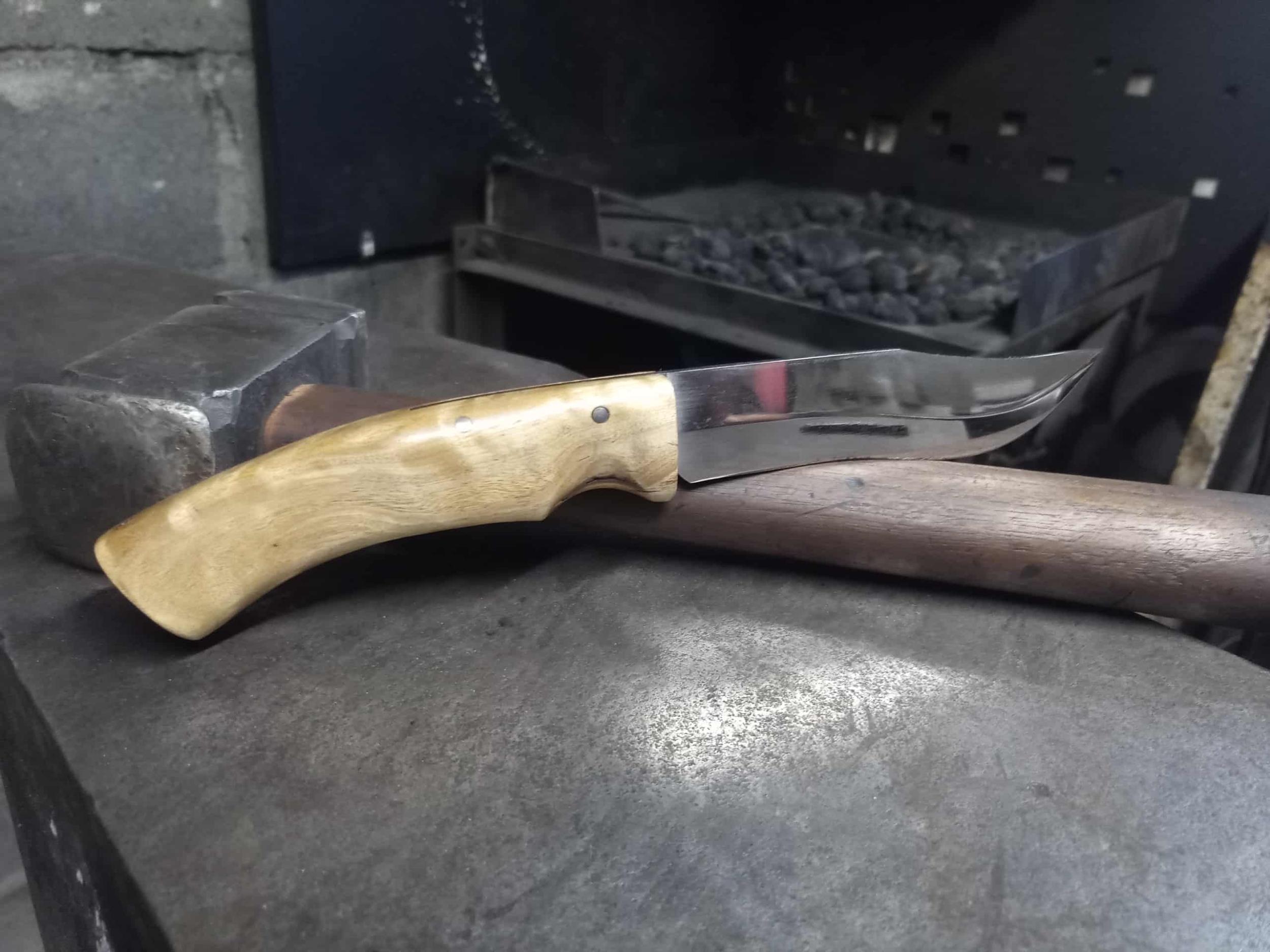 Forgez votre couteau fixe sur un jour