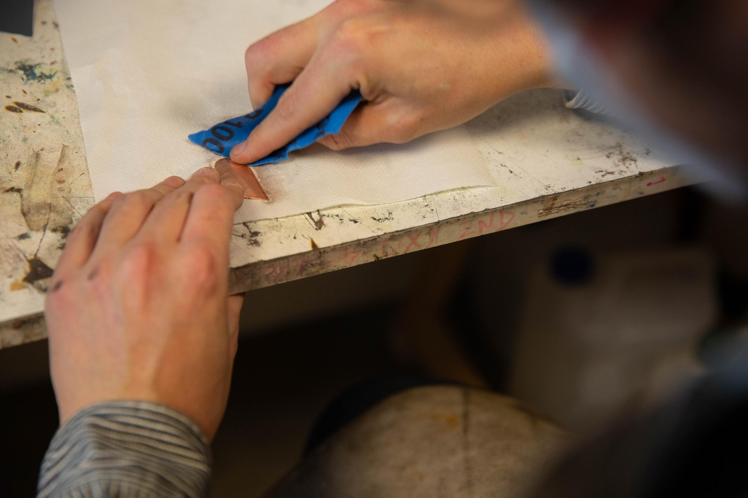 Créez votre médaillon unique en cuivre émaillé avec Maxime - Image n°8 - Wecandoo