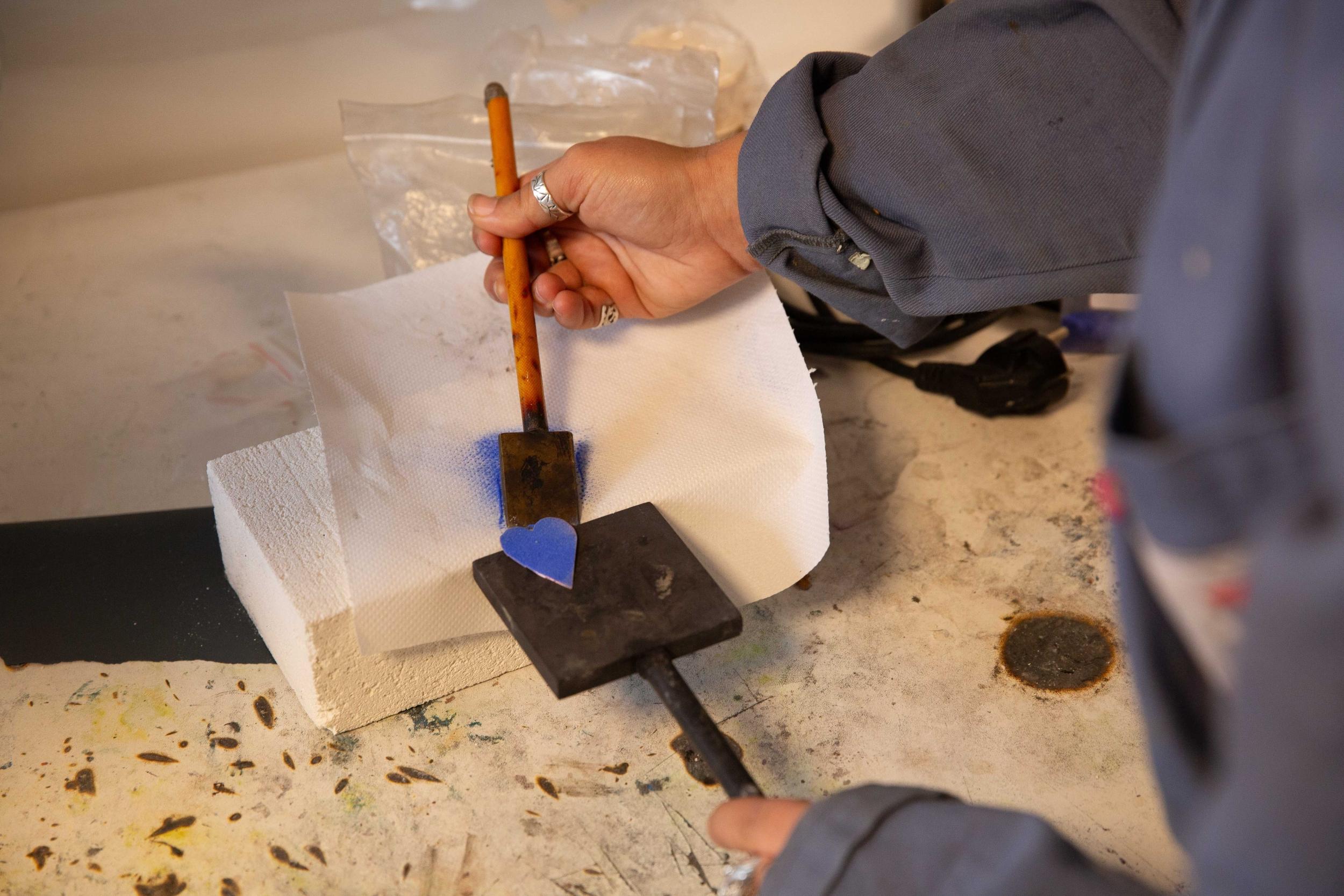 Créez votre médaillon unique en cuivre émaillé avec Maxime - Image n°4 - Wecandoo