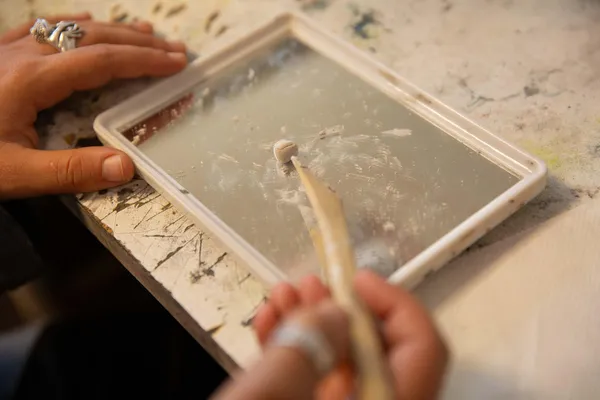 Façonnez votre bague en argent grâce à l'argile métallique avec Maxime - Image n°5 - Wecandoo