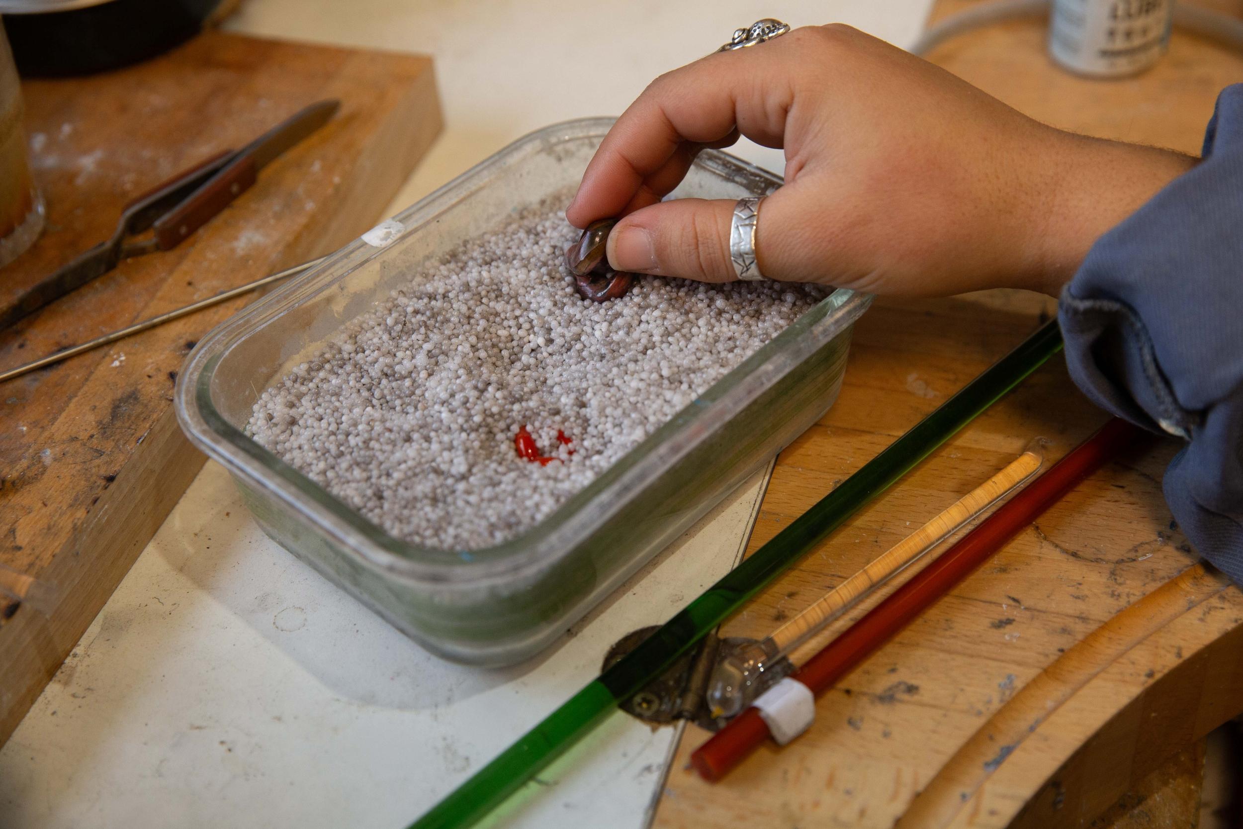Créez votre collier en perles de verre avec Maxime - Image n°7 - Wecandoo