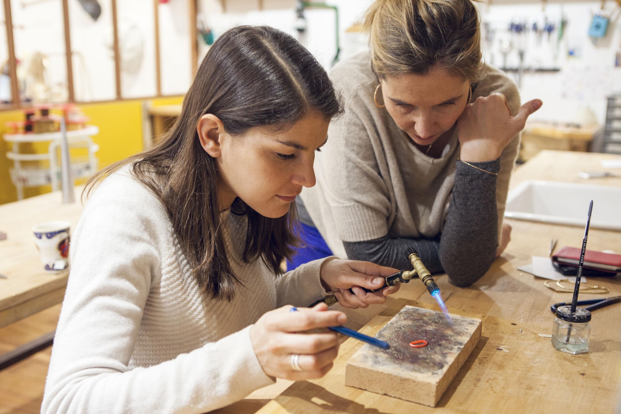 Créez vos alliances en or 9 carats en duo avec Aliénor et Zoé - Image n°4 - Wecandoo