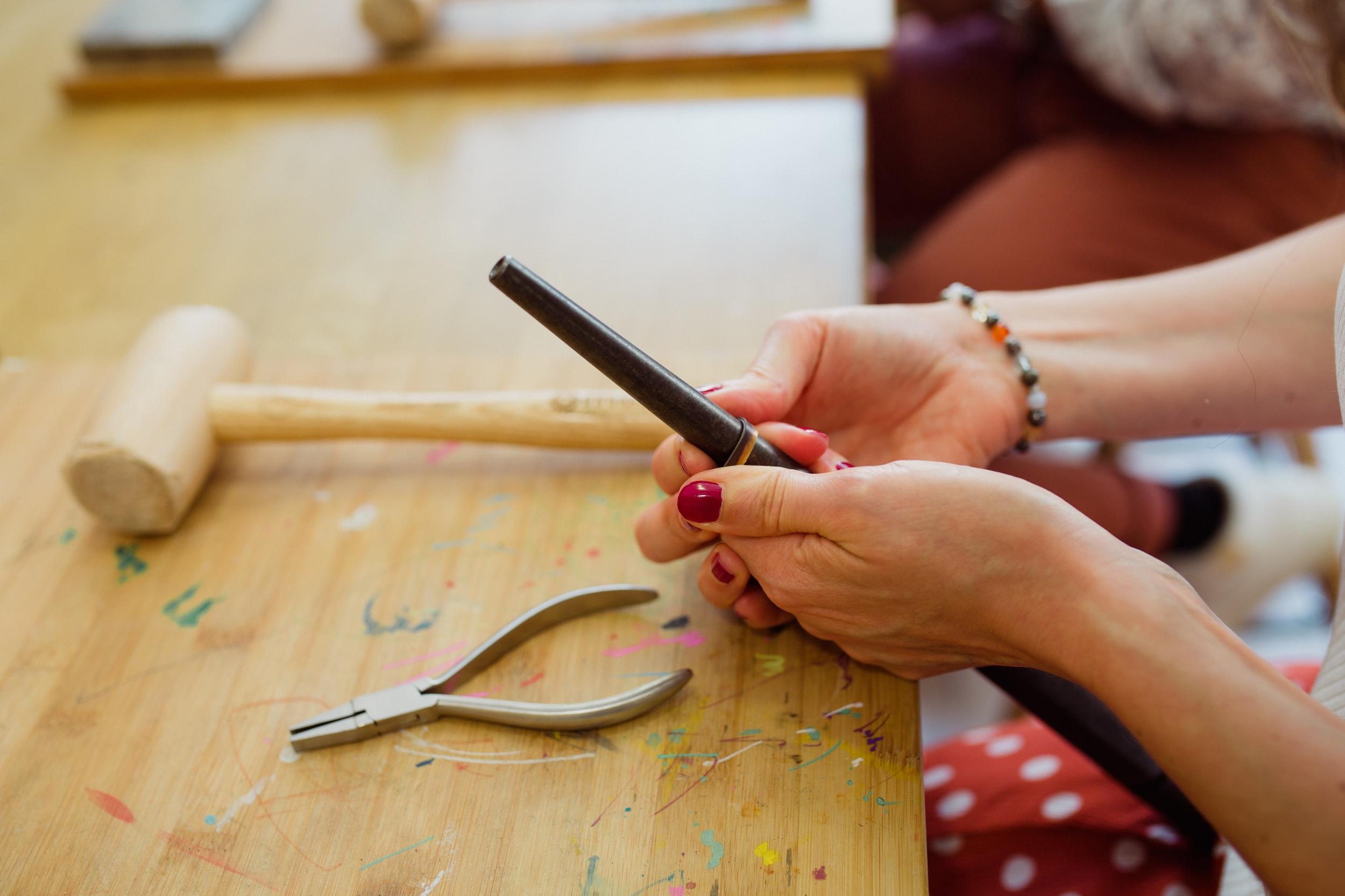 Créez vos alliances en or 9 carats en duo avec Aliénor et Zoé - Image n°2 - Wecandoo