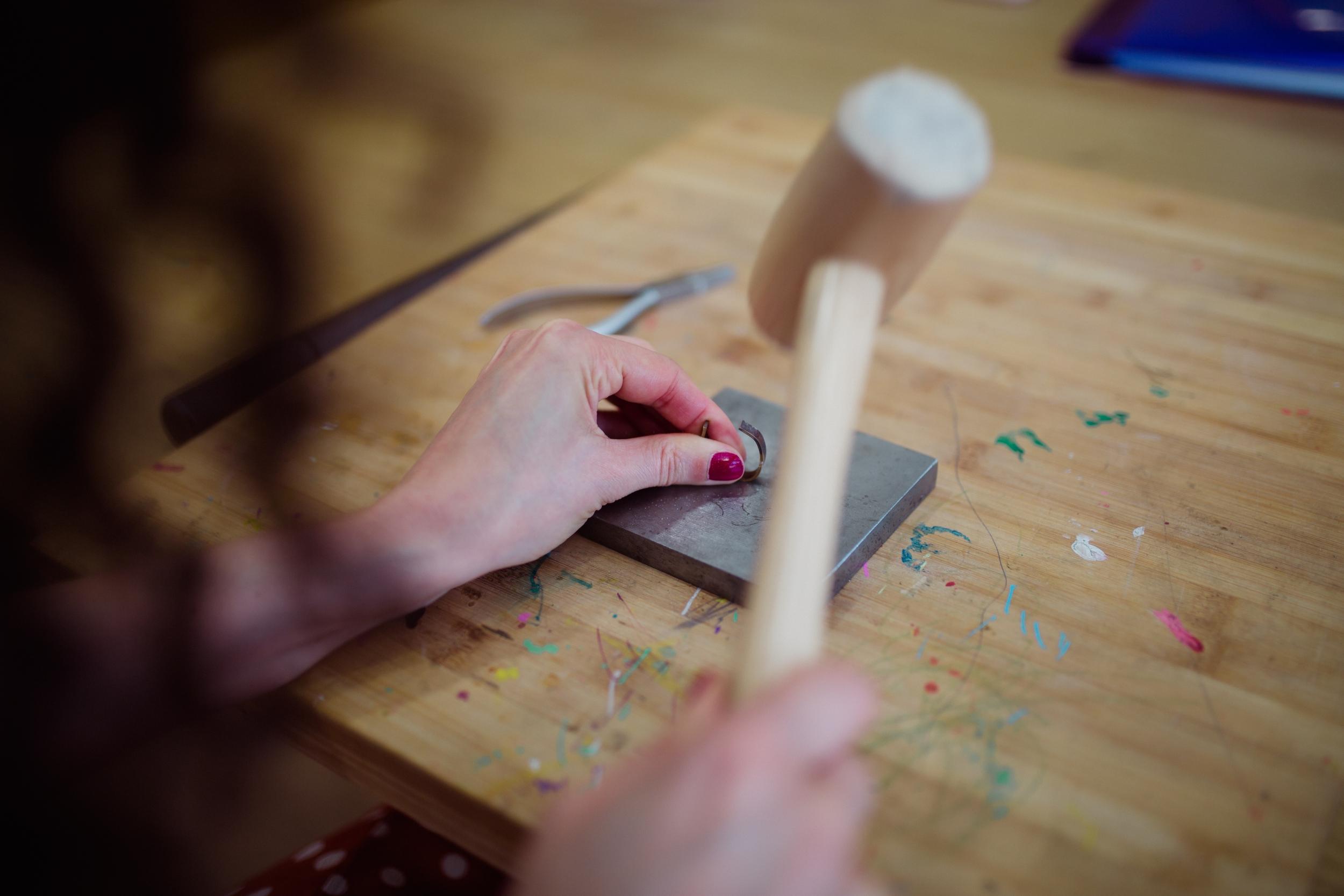 Créez vos alliances en or 9 carats en duo avec Aliénor et Zoé - Image n°6 - Wecandoo