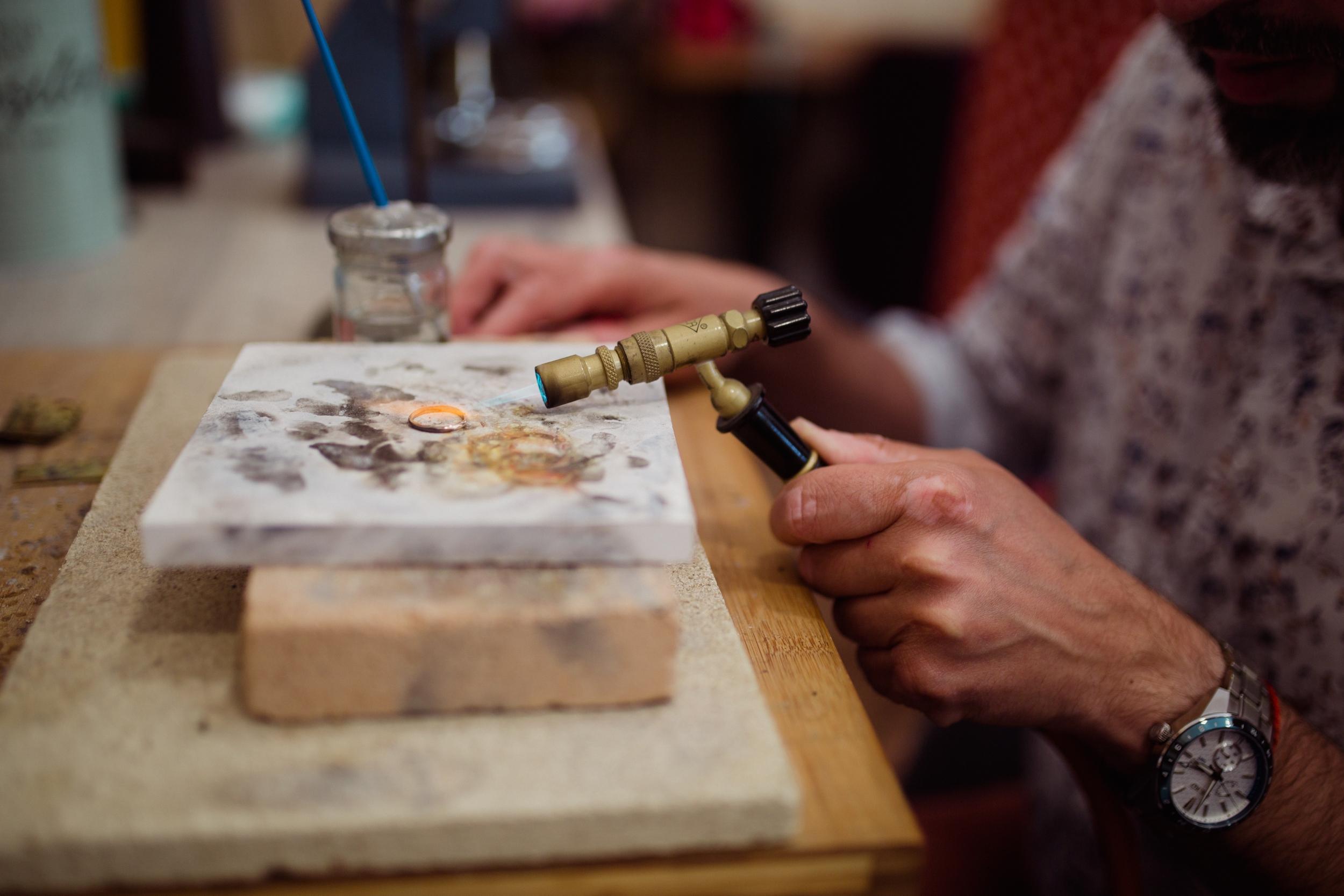 Créez vos alliances en or 9 carats en duo avec Aliénor et Zoé - Image n°8 - Wecandoo