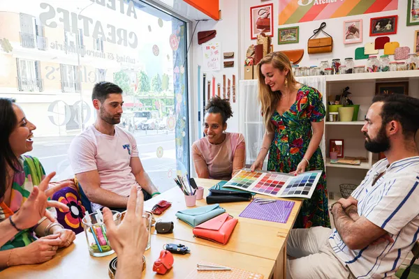 Créez vos boucles d'oreilles en cuir avec Zoé - Image n°2 - Wecandoo