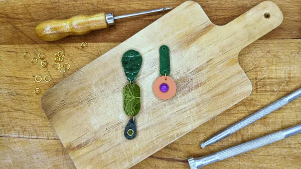 Créez vos boucles d'oreilles en cuir avec Zoé - Image n°4 - Wecandoo