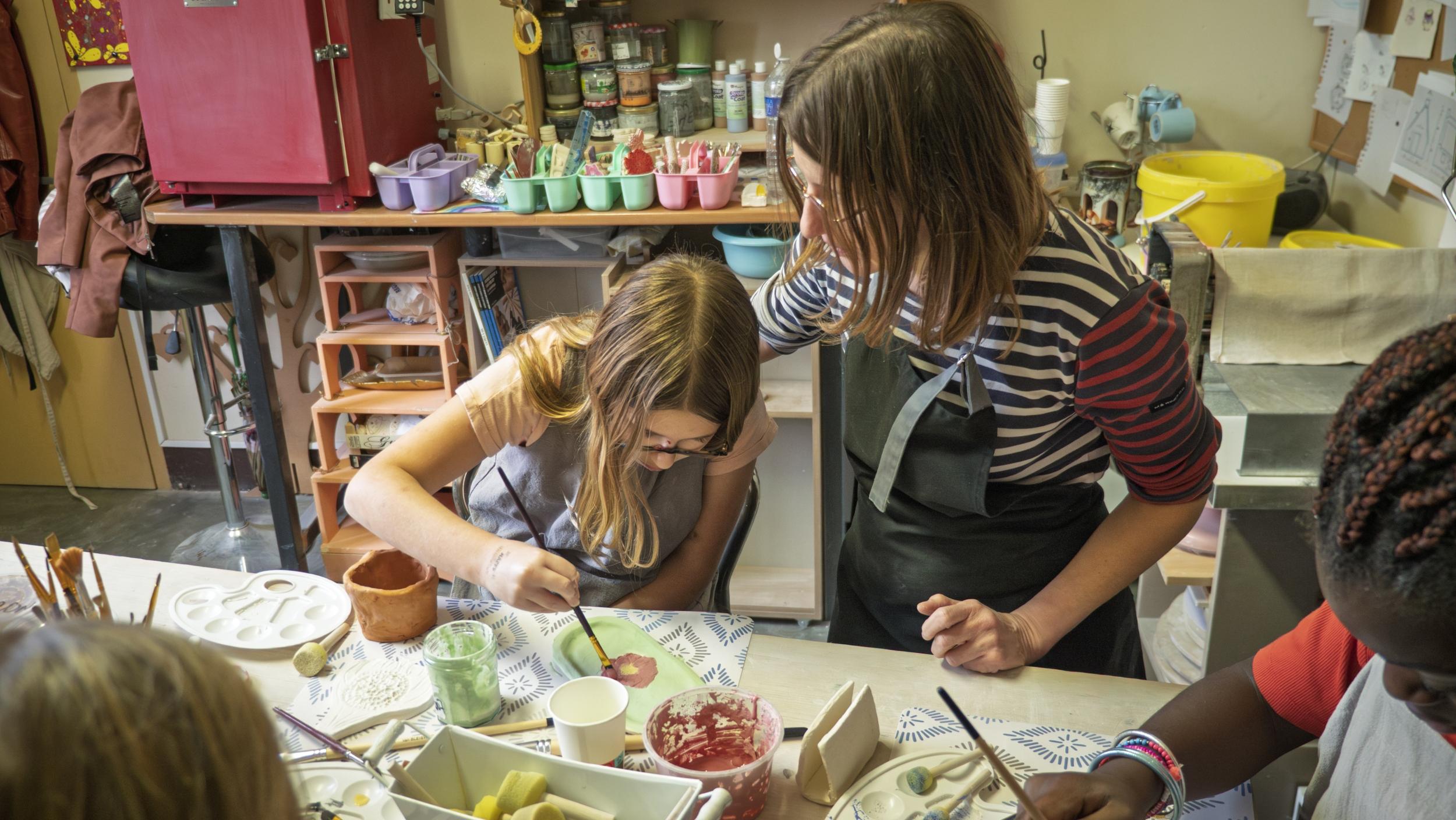 Modelez votre pièce en céramique en duo avec votre enfant, accompagnés par Sabine - Image n°6 - Wecandoo