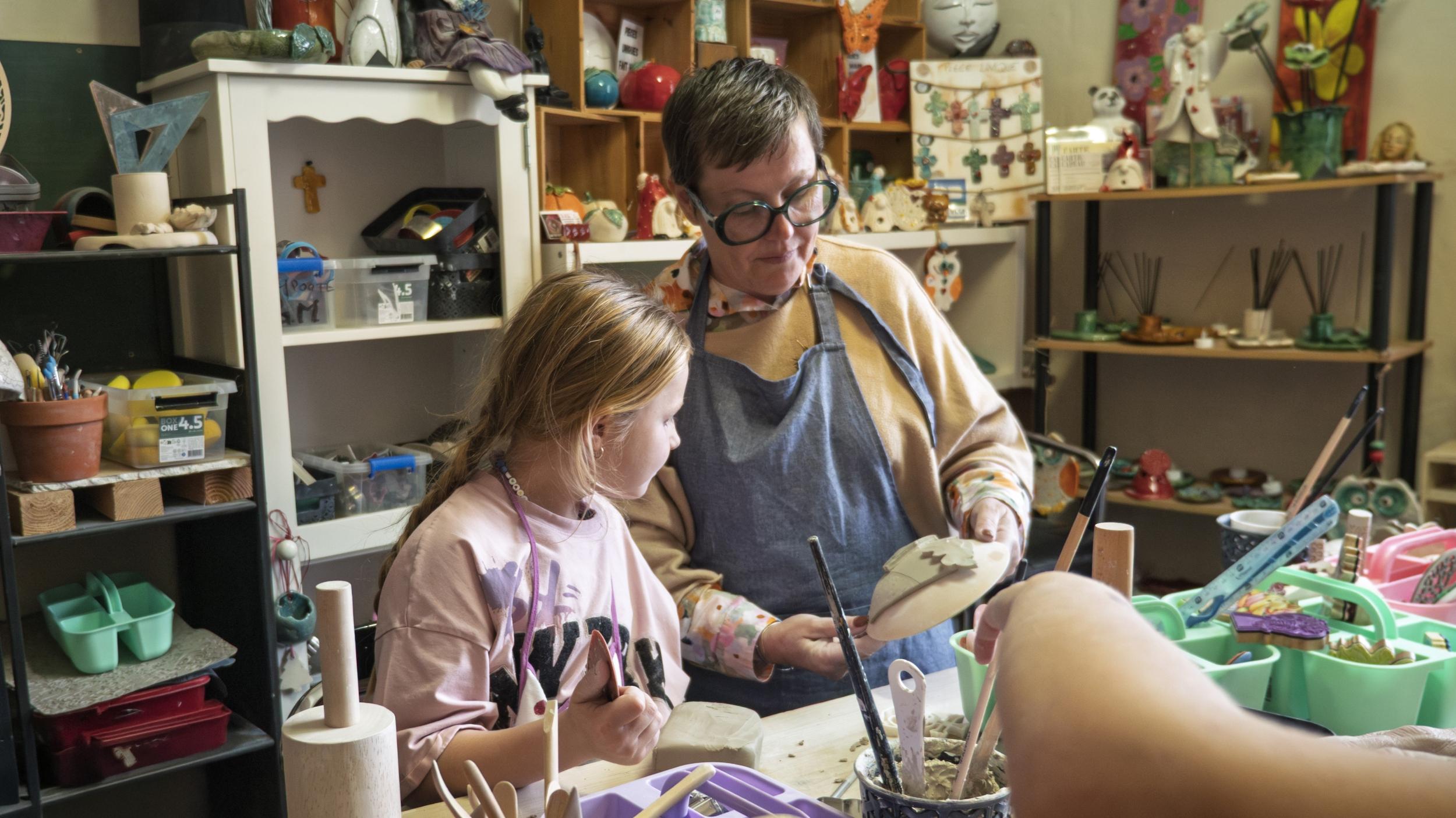 Modelez votre pièce en céramique en duo avec votre enfant, accompagnés par Sabine - Image n°3 - Wecandoo