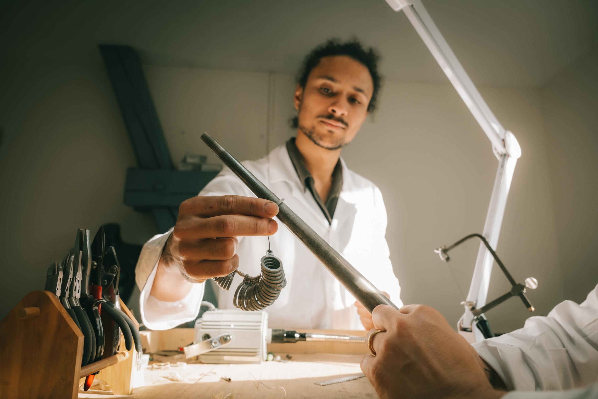 Réalisez votre bague torsadée en argent avec Lansana - Image n°4 - Wecandoo