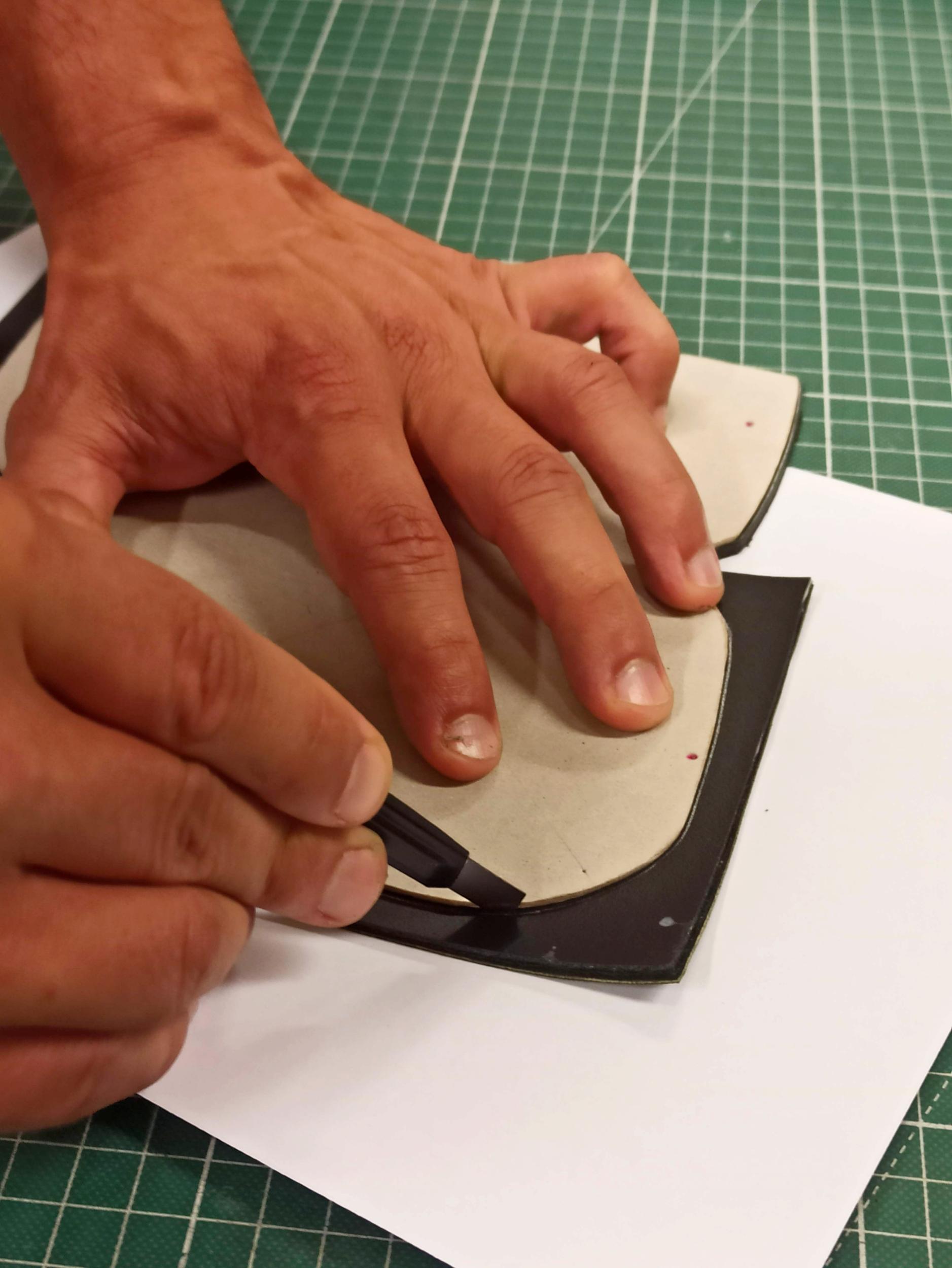 Fabriquez une pochette-enveloppe en cuir avec Flora - Image n°5 - Wecandoo