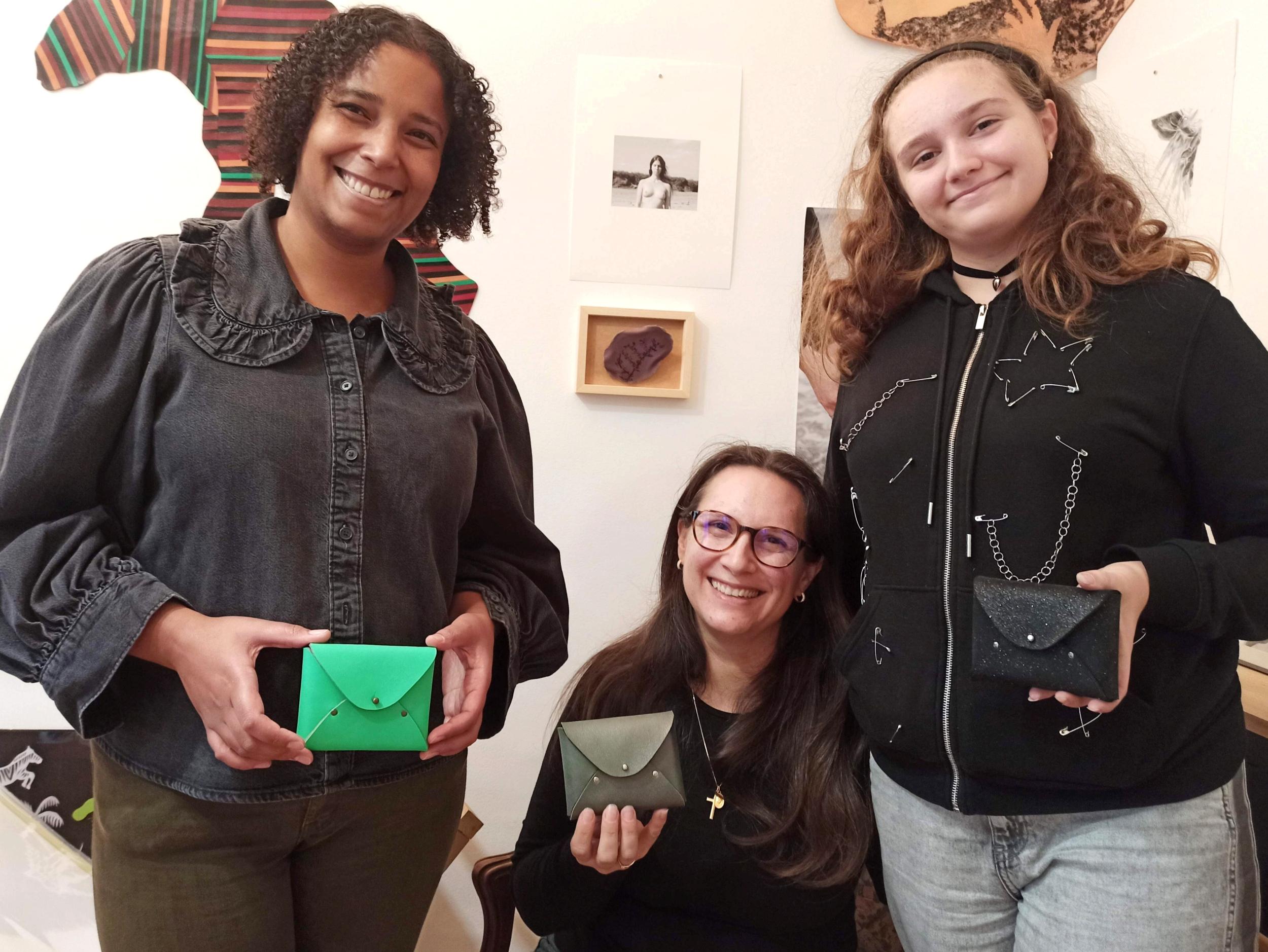 Fabriquez une pochette-enveloppe en cuir avec Flora - Image n°10 - Wecandoo