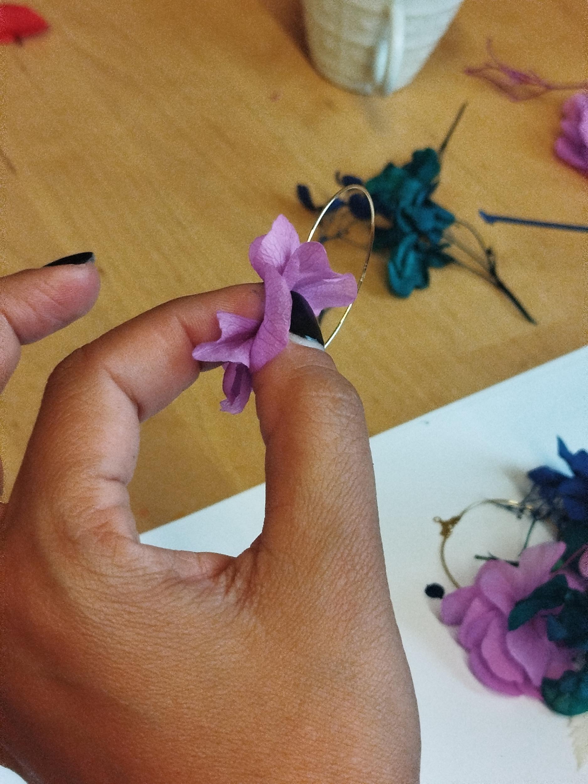 Créez vos boucles d'oreilles en fleurs stabilisées avec Julie - Image n°3 - Wecandoo