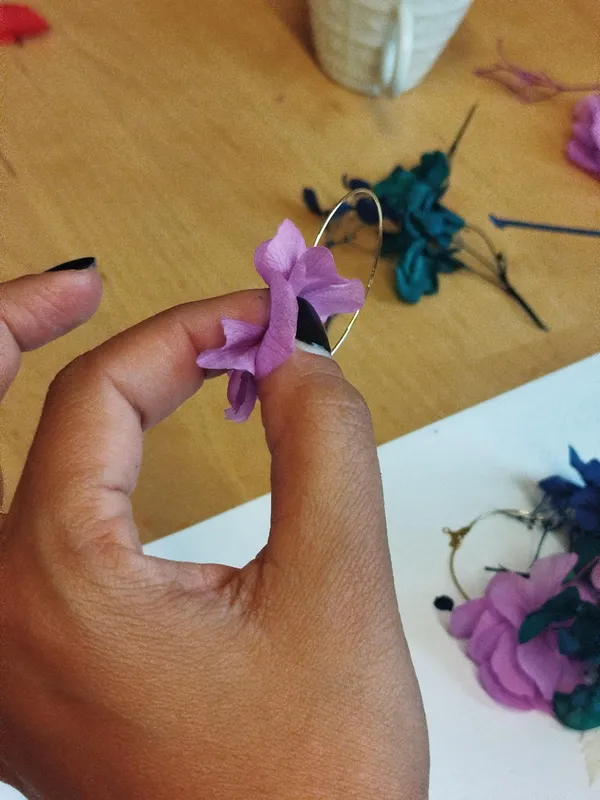 Créez vos boucles d'oreilles en fleurs stabilisées avec Julie - Image n°3 - Wecandoo