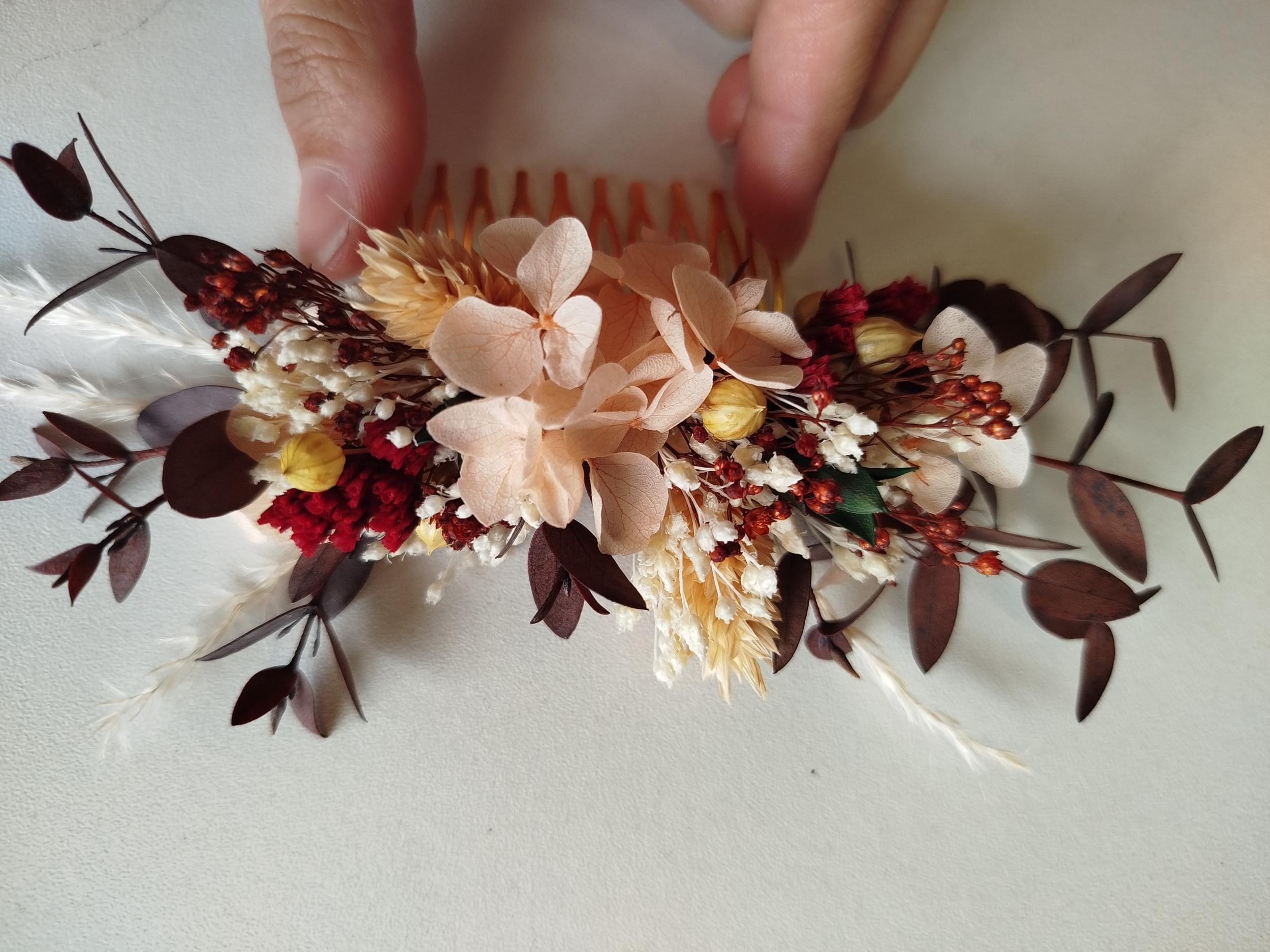 Réalisez votre peigne en fleurs séchées et stabilisées - Image n°3 - Wecandoo
