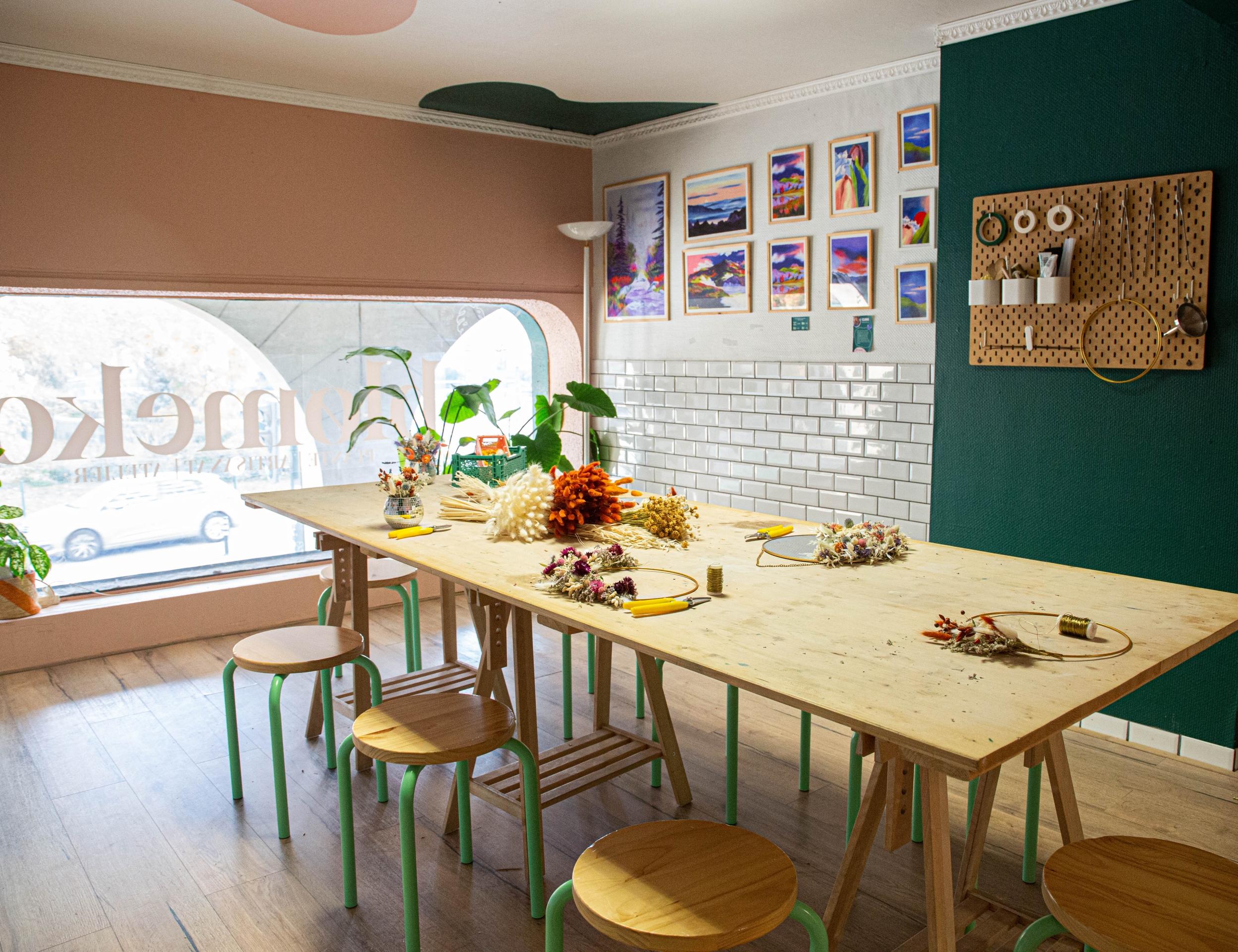 Réalisez votre miroir en fleurs séchées autour d'un goûter suédois avec Clara - Image n°8 - Wecandoo