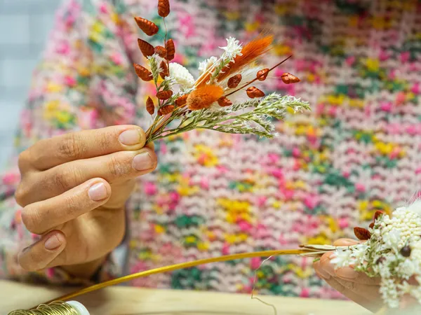 Réalisez votre miroir en fleurs séchées autour d'un goûter suédois avec Clara - Image n°2 - Wecandoo