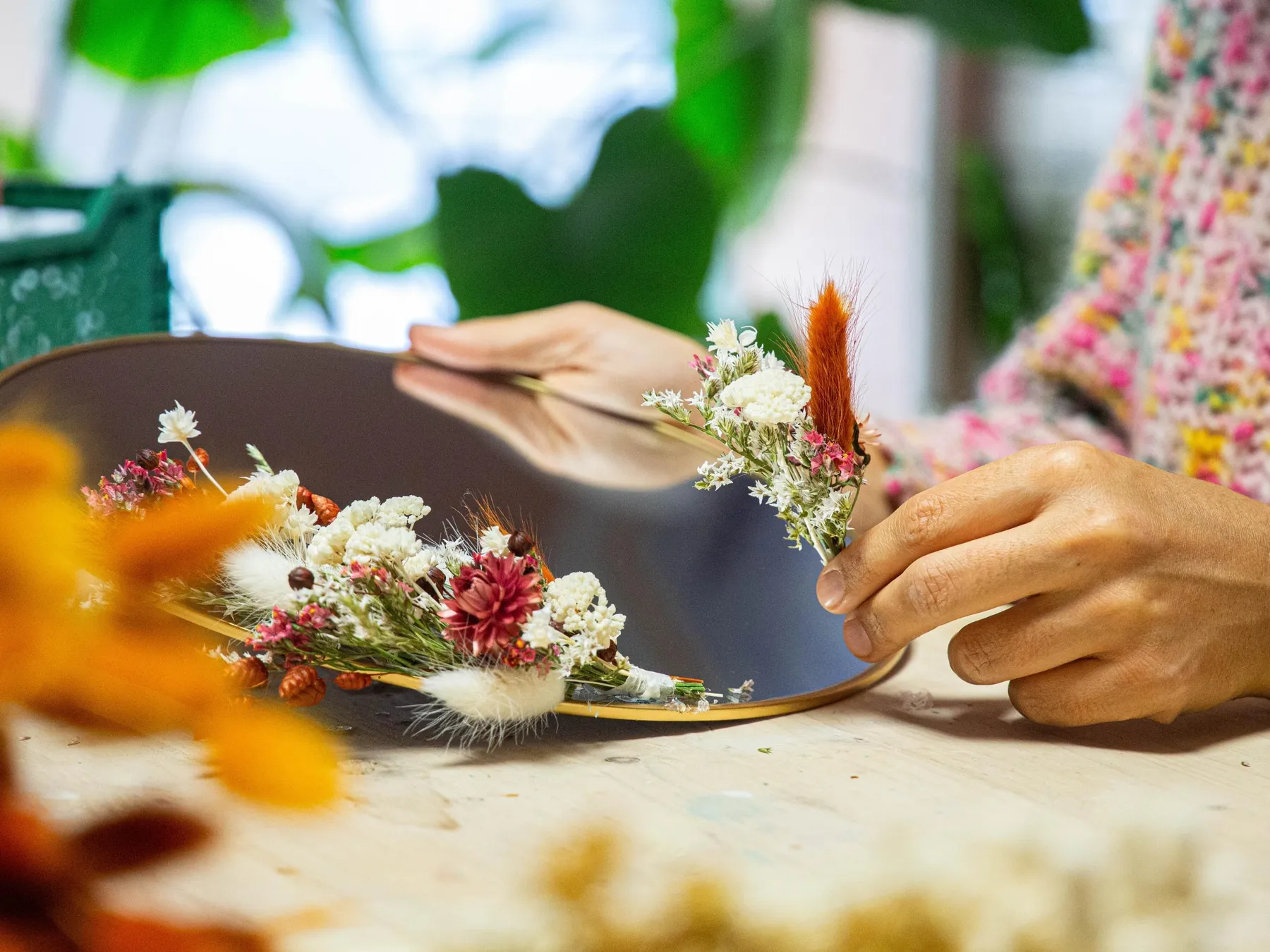 Réalisez votre miroir en fleurs séchées autour d'un goûter suédois avec Clara - Image n°5 - Wecandoo