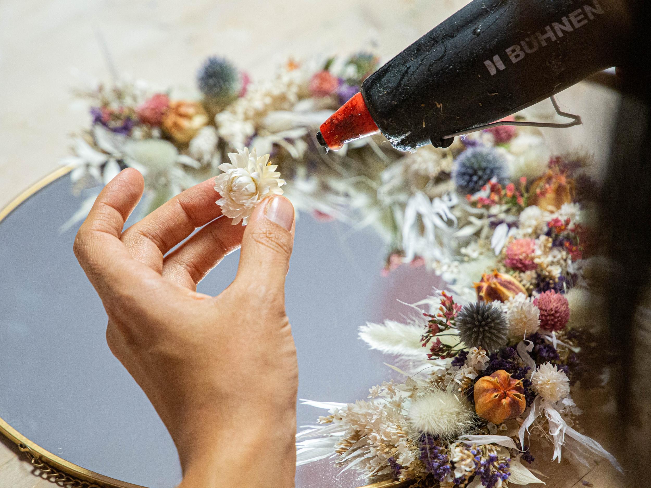 Réalisez votre miroir en fleurs séchées autour d'un goûter suédois avec Clara - Image n°6 - Wecandoo