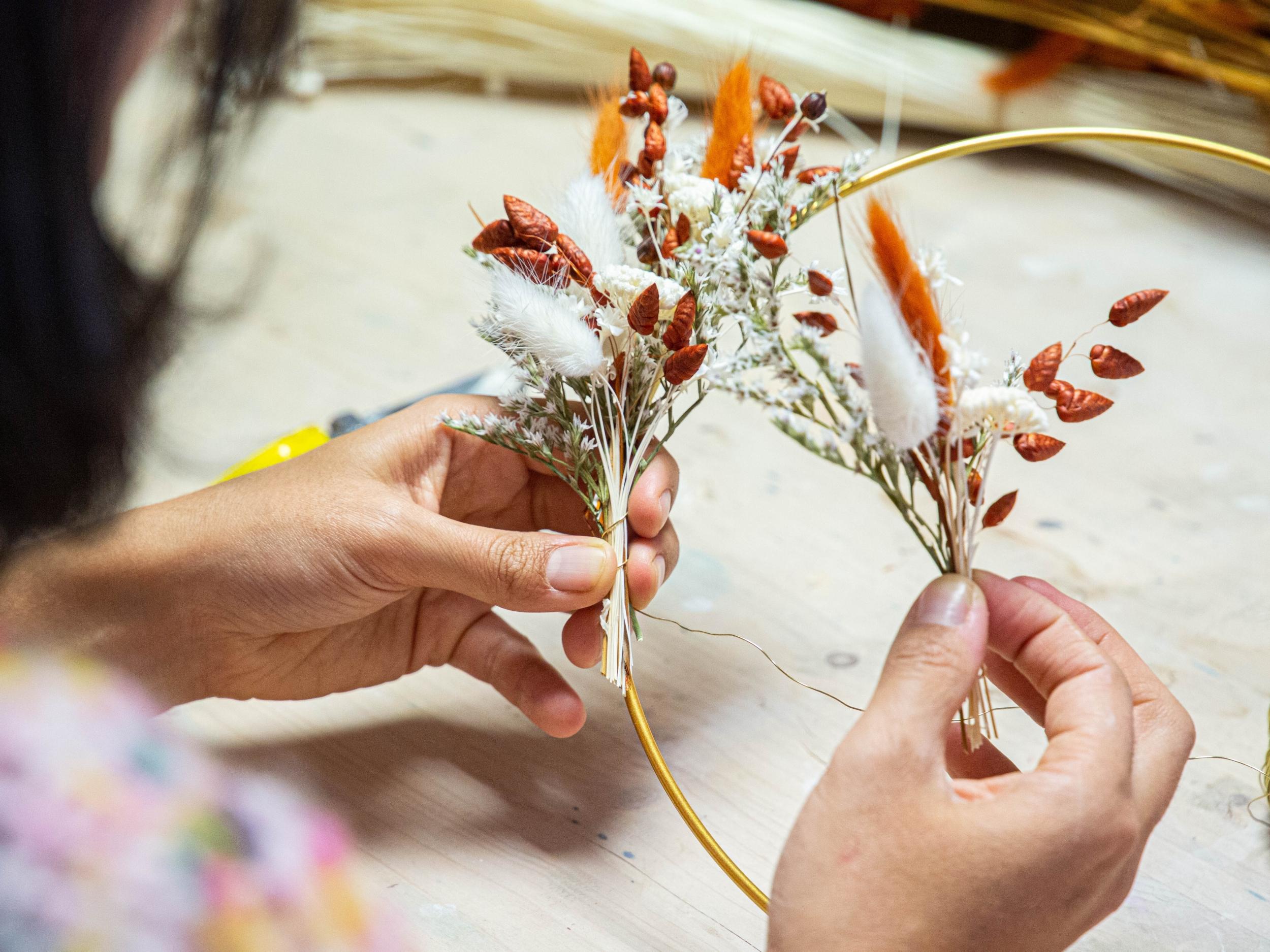 Réalisez votre couronne murale ou accessoire en fleurs séchées avec Clara - Image n°5 - Wecandoo