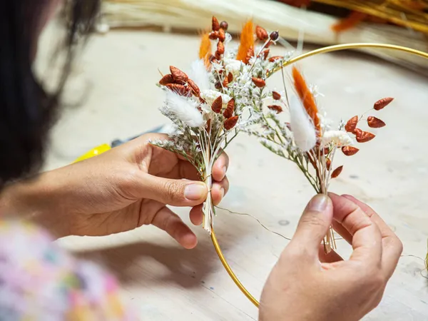 Réalisez votre couronne murale ou accessoire en fleurs séchées autour d'un goûter suédois avec Clara - Image n°5 - Wecandoo