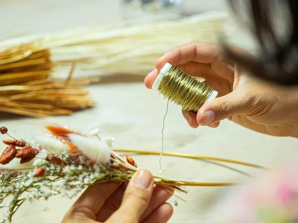 Réalisez votre couronne murale ou accessoire en fleurs séchées autour d'un goûter suédois avec Clara - Image n°2 - Wecandoo