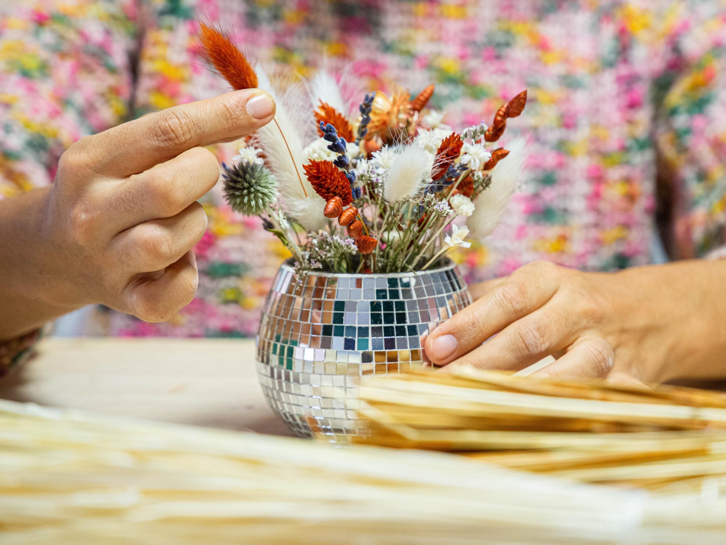 Réalisez votre composition de fleurs séchées dans une boule disco autour d'un goûter suédois avec Clara - Image n°5 - Wecandoo