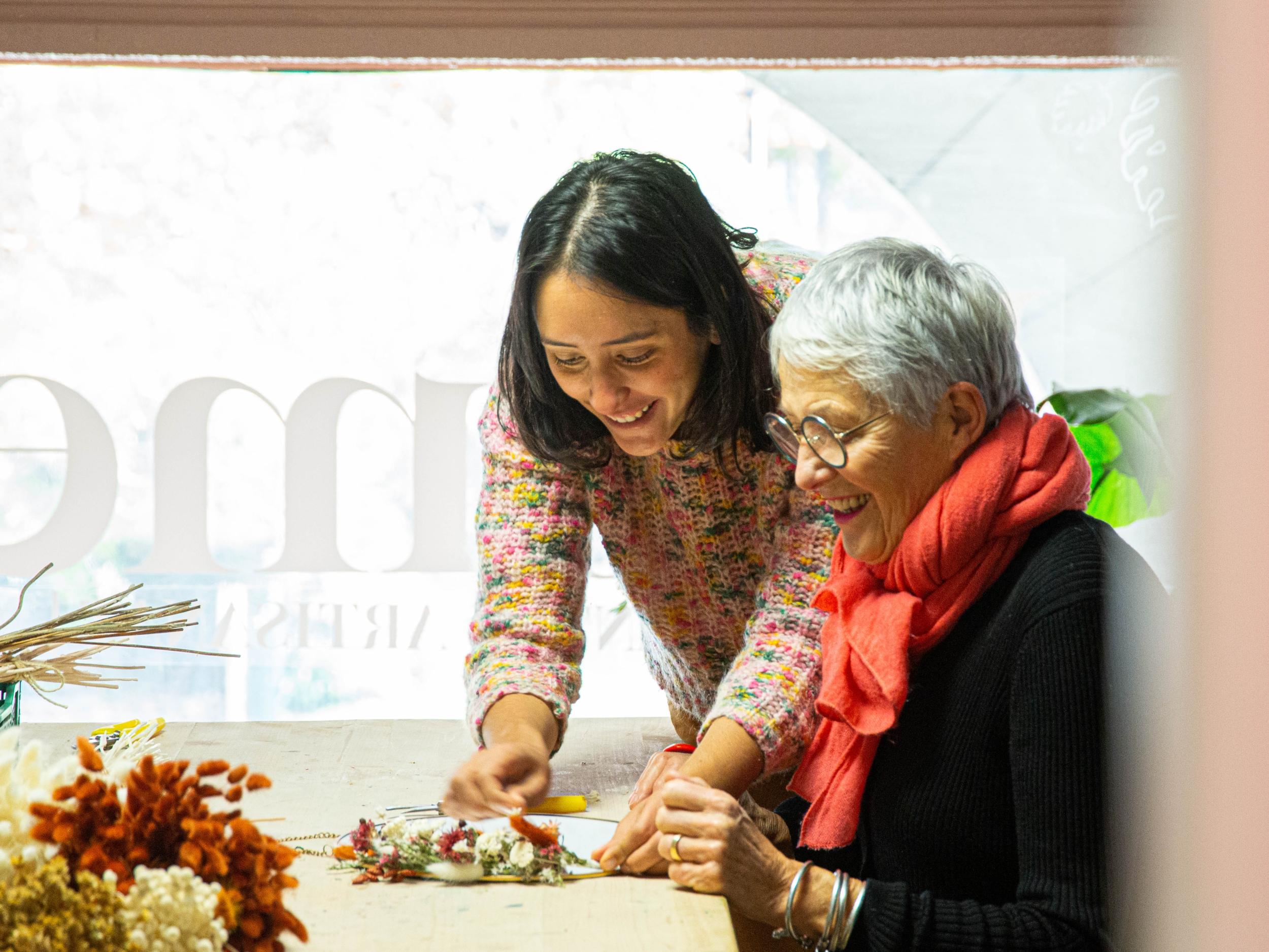 Réalisez votre miroir en fleurs séchées autour d'un goûter suédois avec Clara - Image n°4 - Wecandoo