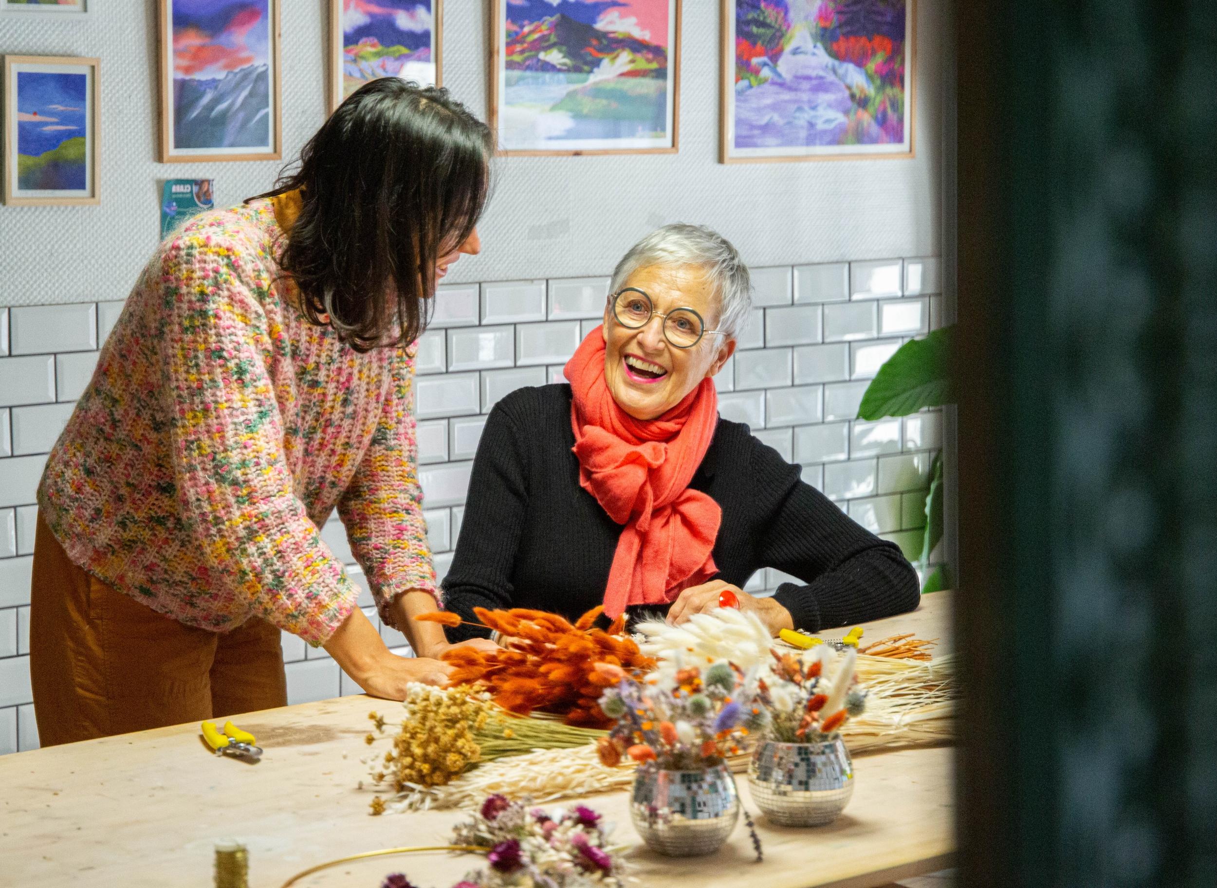 Réalisez votre couronne murale ou accessoire en fleurs séchées avec Clara - Image n°4 - Wecandoo