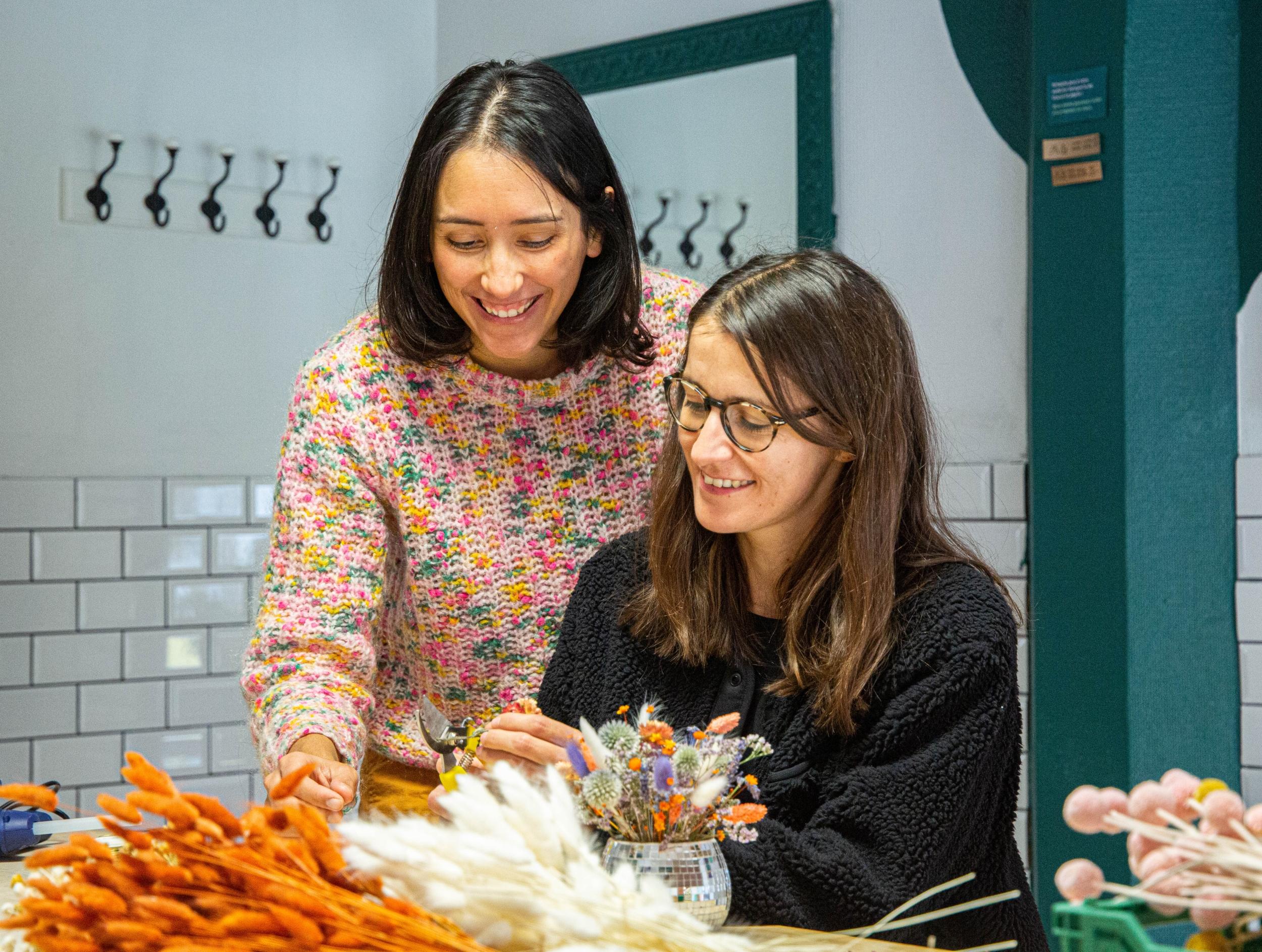 Réalisez votre composition de fleurs séchées dans une boule disco autour d'un goûter suédois avec Clara - Image n°4 - Wecandoo