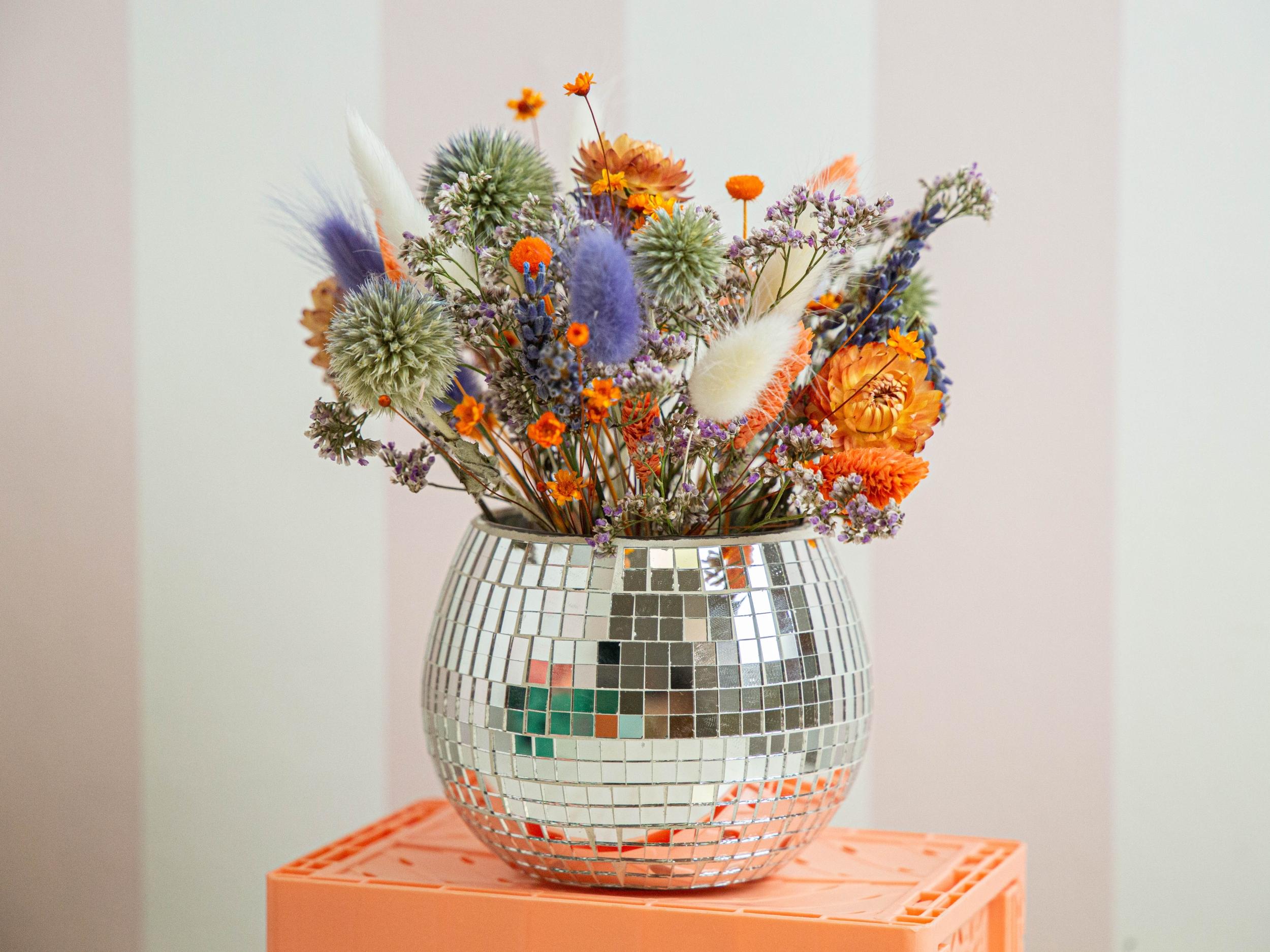 Réalisez votre composition de fleurs séchées dans une boule disco autour d'un goûter suédois avec Clara - Image n°1 - Wecandoo