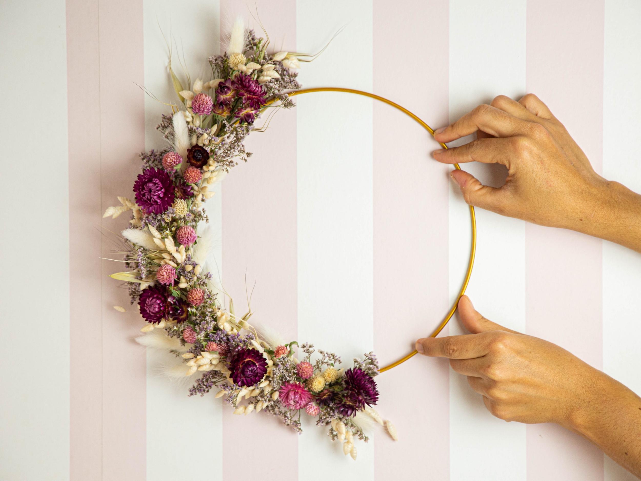 Réalisez votre couronne murale ou accessoire en fleurs séchées avec Clara - Image n°1 - Wecandoo