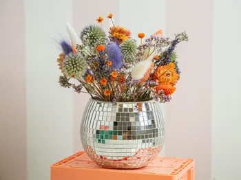Réalisez votre boule disco à base de fleurs séchées