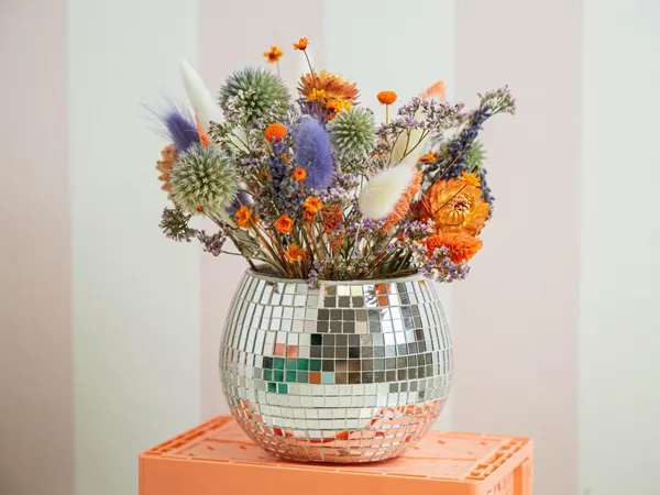 Réalisez votre boule disco à base de fleurs séchées