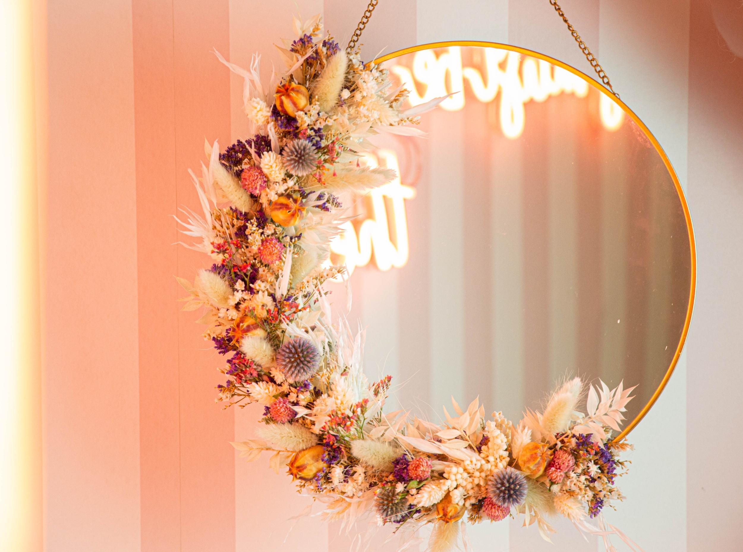 Créez votre miroir orné de fleurs autour d'un goûter